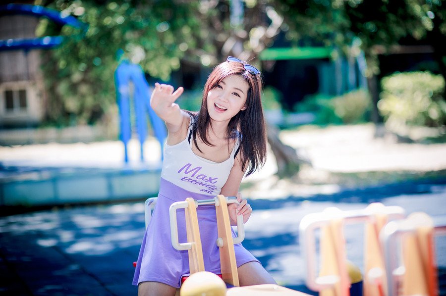 “诡计？”吕蒙翻了翻白眼，指了指周围道：“能有什么诡计？还是他们的人都在水底下埋伏着？这艘船吃水不深，里面就算有人，都不会超过十个，快去把船拖过来。”